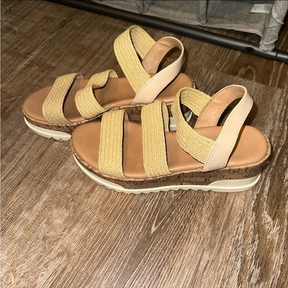 Universal threads sandals - Picture 1 of 2